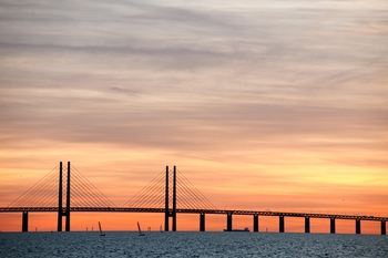 Öresundsbron i solnedgång.