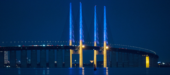 Öresundsbron upplyst med Ukrainas flagga