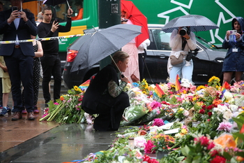  Anne Beathe Tvinnereim lägger ner blommor i Oslo 2022.