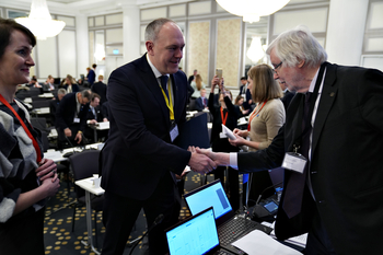 Kristina Hafoss, ukrainske ambassadören Mykhailo Vydoinyk och Erkki Tuomioja på Nordiska rådets temasessioen 2022.