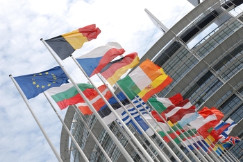 Europeiska flaggor utanför EU-parlamentet i Strasbourg.