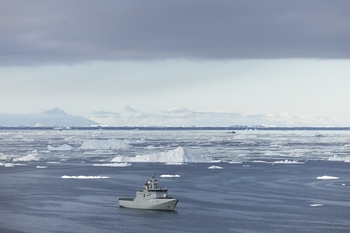 Danskt krigsskepp bland isberg