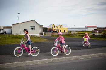 Børn på cykler på Island