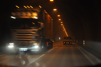 Lastbil i en tunnel