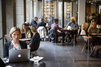 Mennesker på café