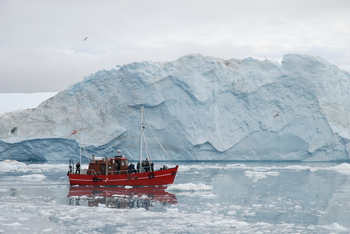 Rød båt utenfor Ilulissat