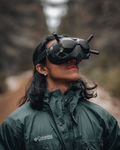 Mann som anvender VR-briller