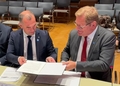 Timo Suslov, Baltiska församlingens president, och Jorodd Asphjell, Nordiska rådets president skriver under ett avtal.